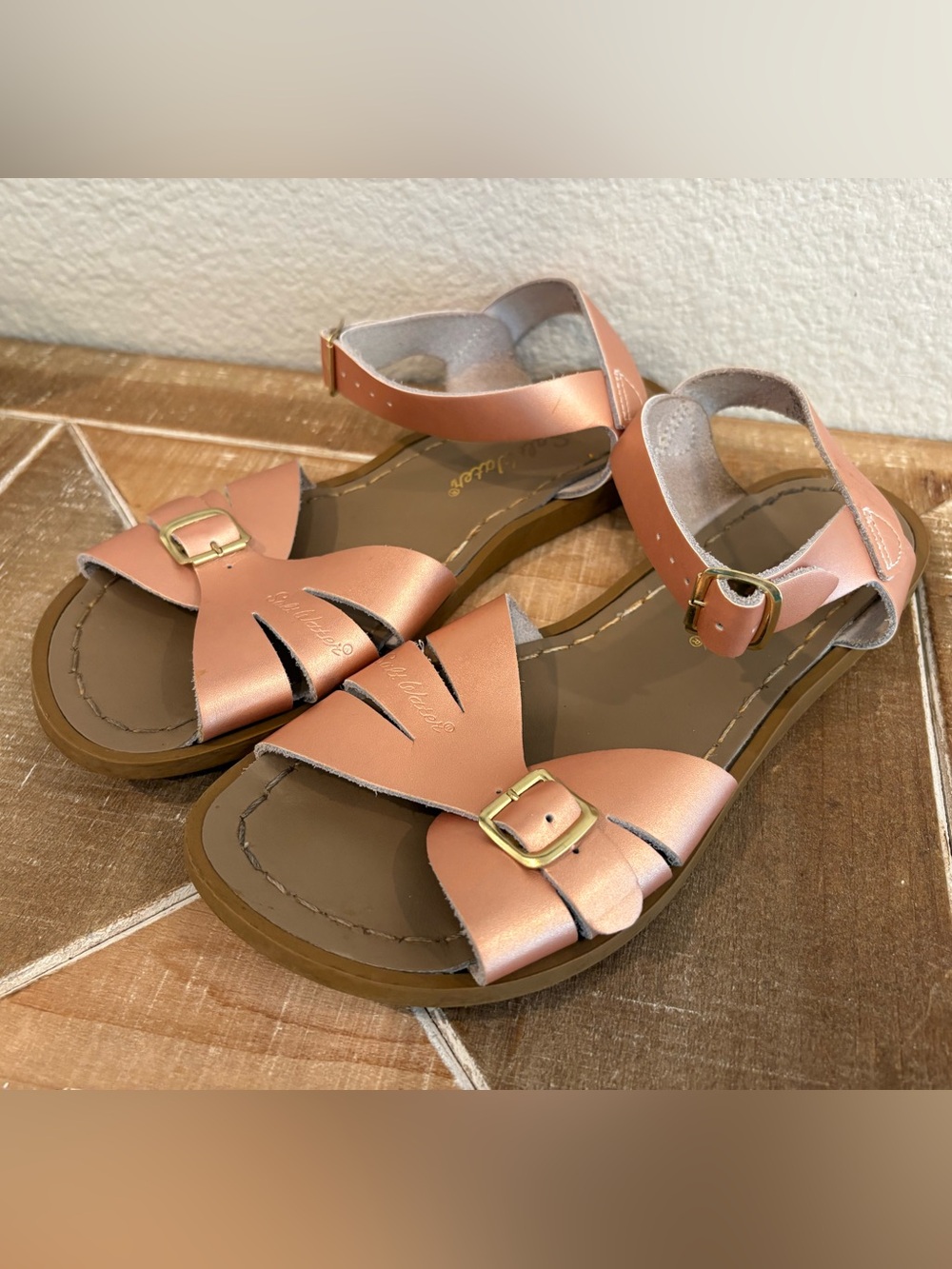Salt Water Sandals by Hoy Original Waterproof Rose Gold Leather Size 3 Big Girls